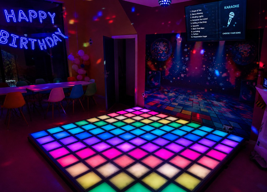 Wieczorna impreza z Pixel Rush i karaoke