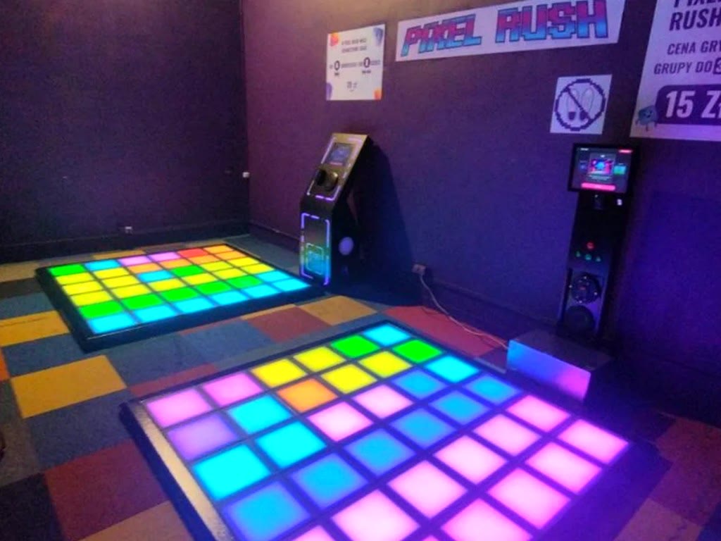Dwie interaktywne podłogi Nano 2×2 m – atraktycja pixel floor w ciemnej sali arcade