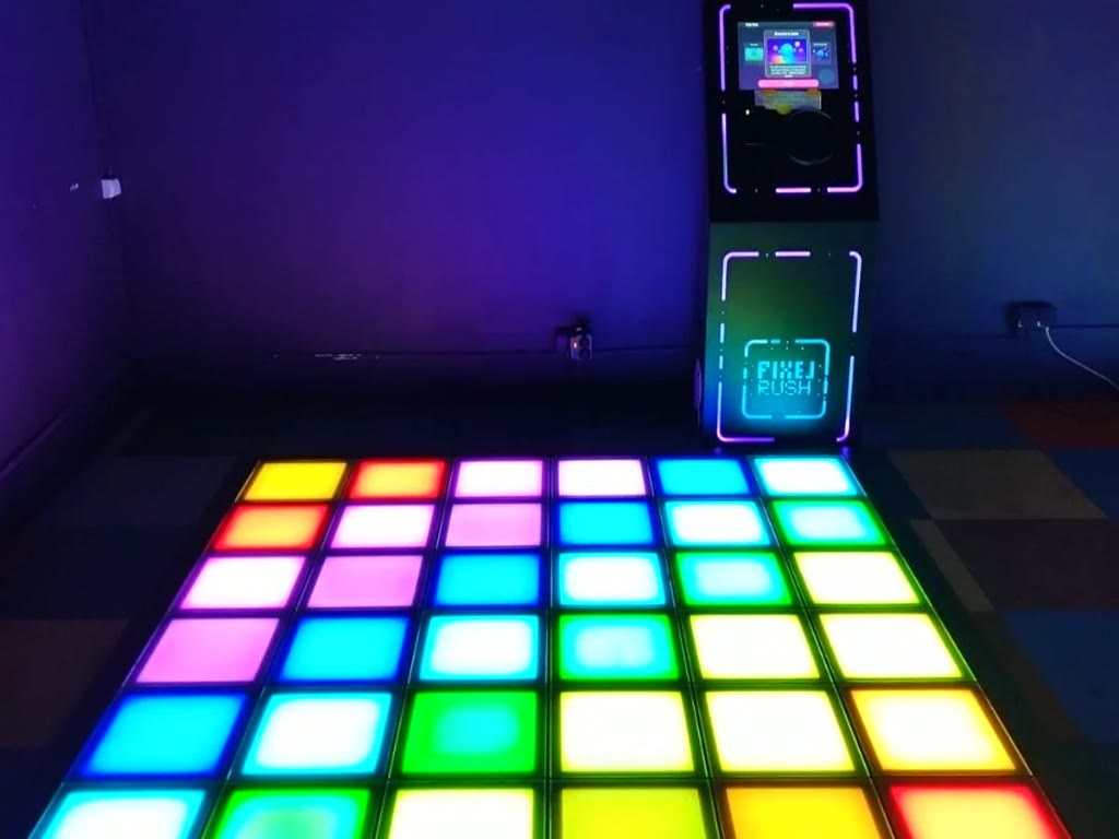 Arcade pixel machine Nano 2×2 m – interaktywna podłoga arcade z kioskiem Pixel Rush