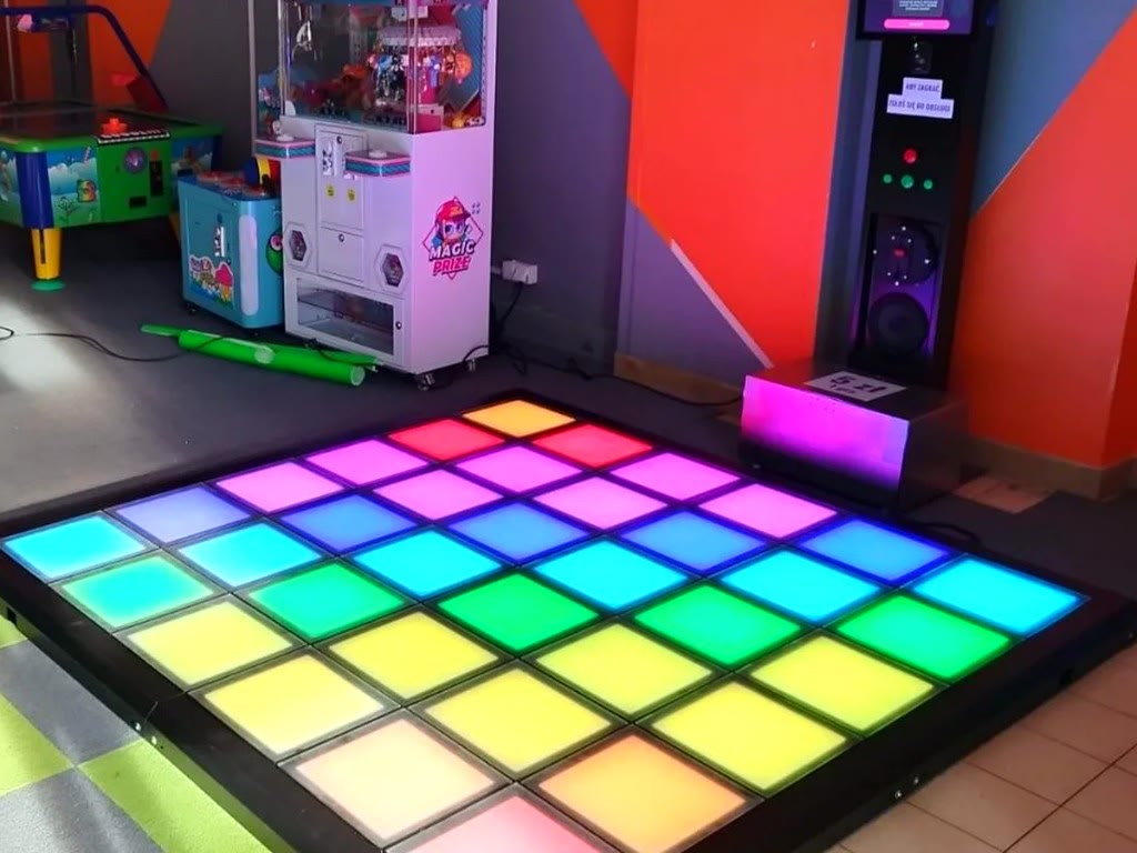 Automat z pixelami Nano – tęczowa interaktywna podłoga arcade, cena 5 zł za 1 grę