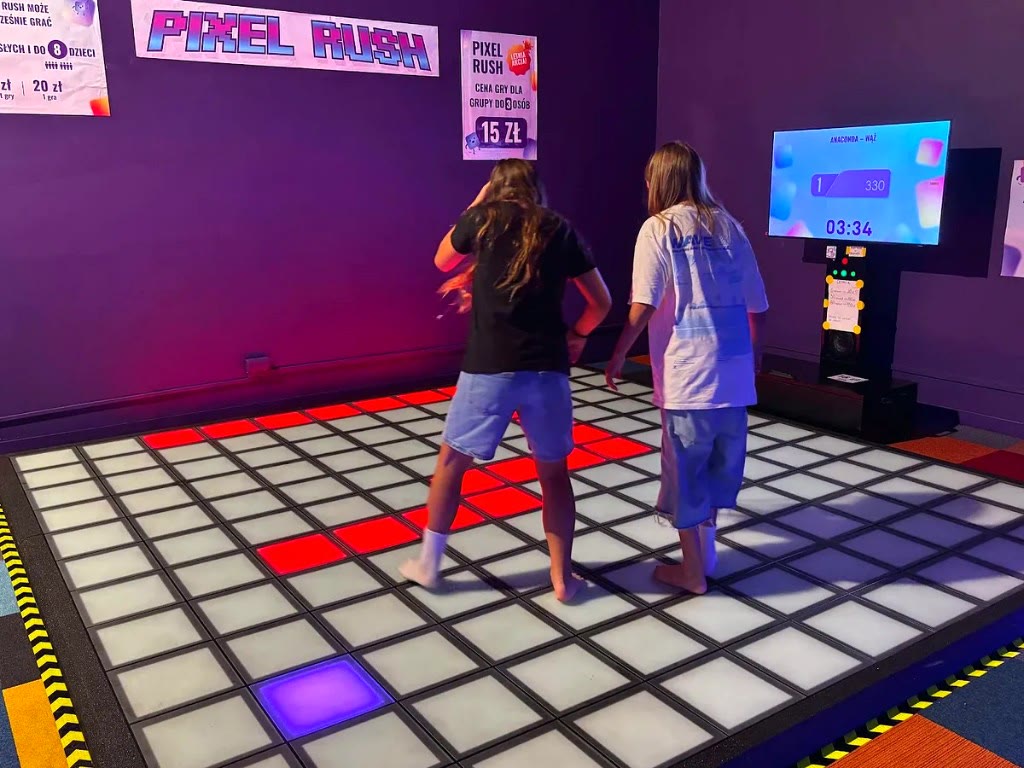 Standard 4×4 interactive floor arcade – nastolatki w grze Anaconda na macie pixel LED
