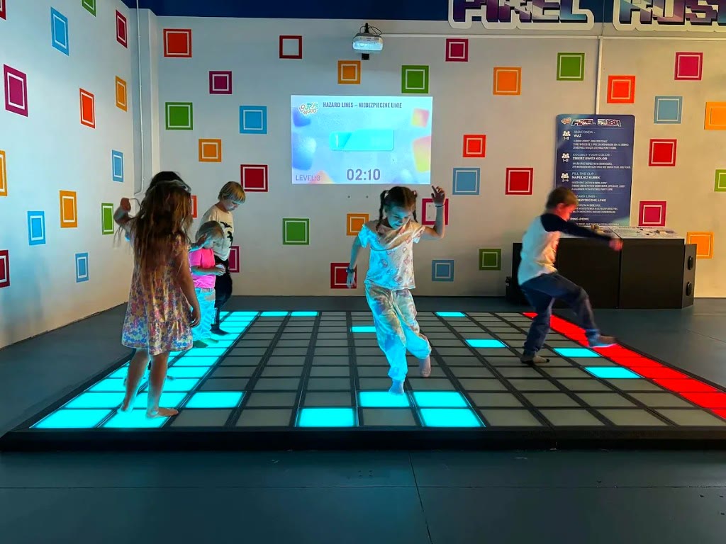 Dzieci na interactive floor arcade Standard 4×4 – Hazard Lines, mata pixelowa LED