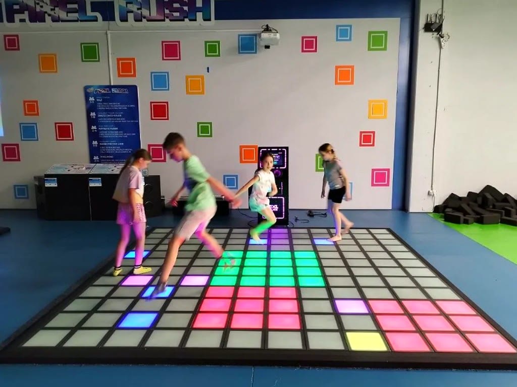 Interactive floor arcade Standard 4×4 m – dzieci na dużej interaktywnej podłodze pixel w jasnej sali