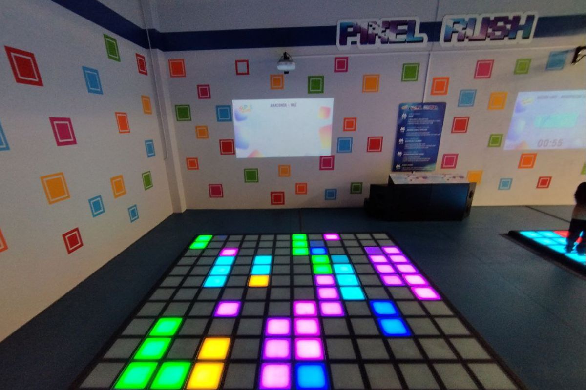 Dzieci grają na pikselowej podłodze LED – zespołowa rozgrywka