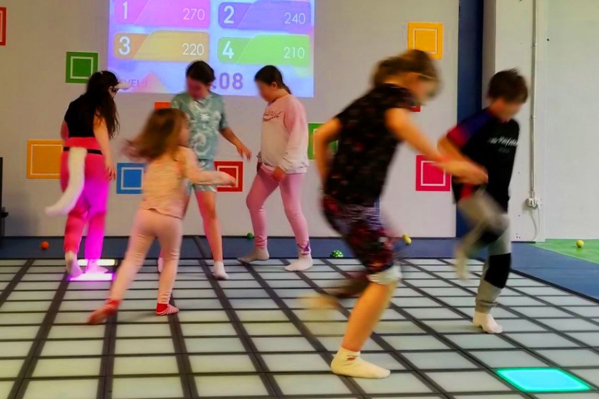 Gra na świecących pikselach – dynamiczna rozgrywka