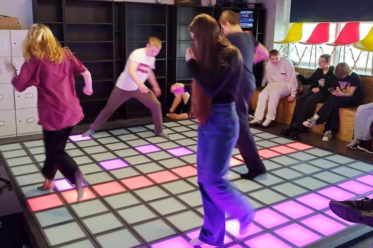 Interaktywna podłoga z pikselami LED – zbliżenie świecących kafelków