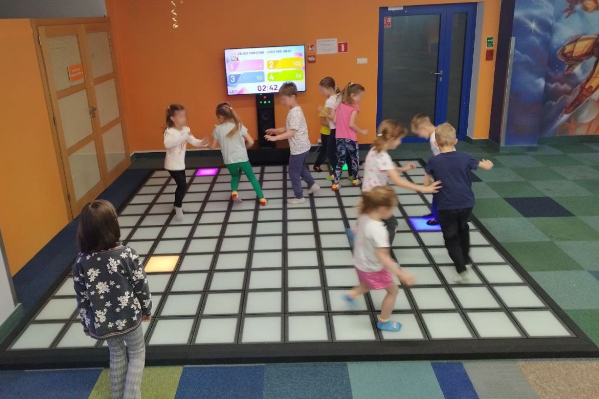 Nowoczesna podłoga z pikselami LED – design i technologia