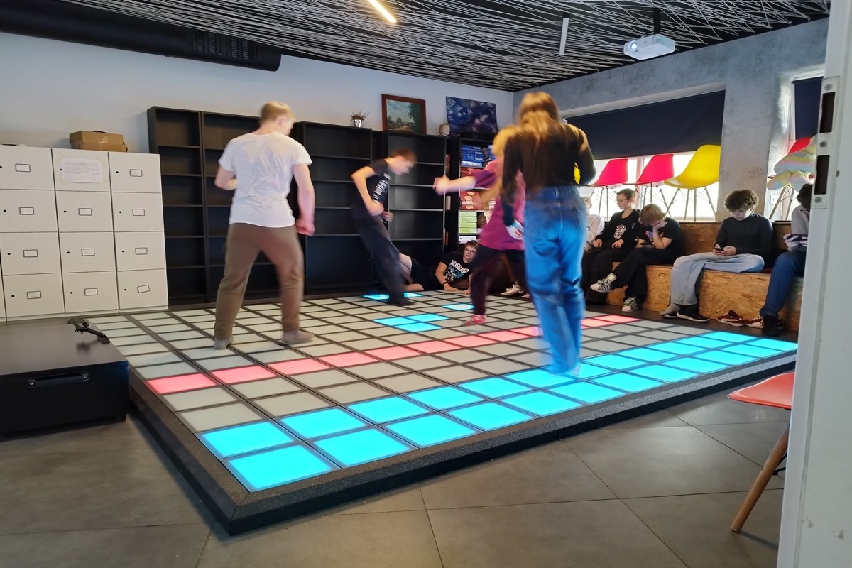 Pikselowa gra ruchowa dla dzieci na podłodze LED