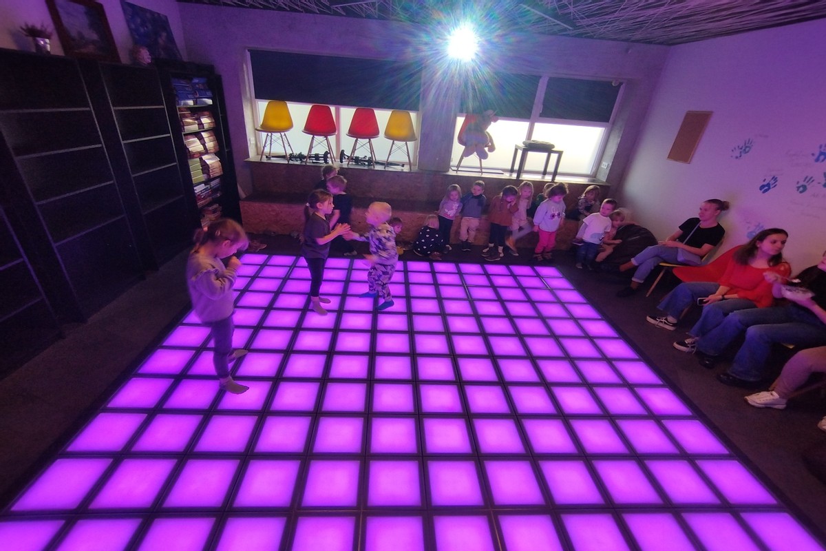 Świecące piksele na interaktywnej podłodze LED