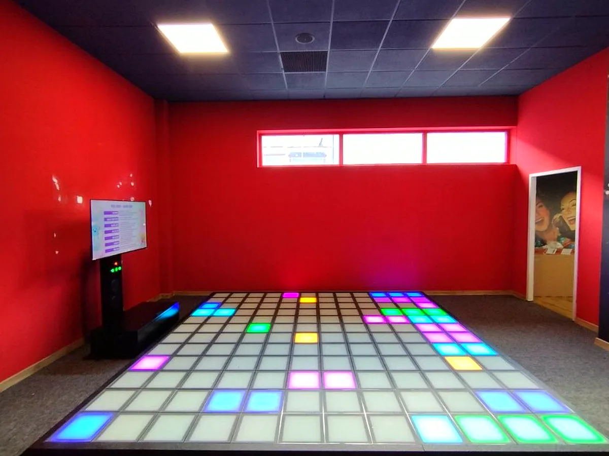 Maty LED Pixel Rush – sala z czerwonymi ścianami