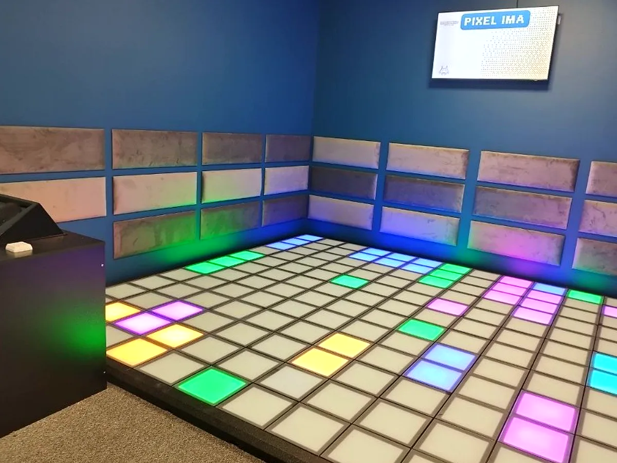 Strefa Pixel Rush – niebieskie wnętrze i monitor gier