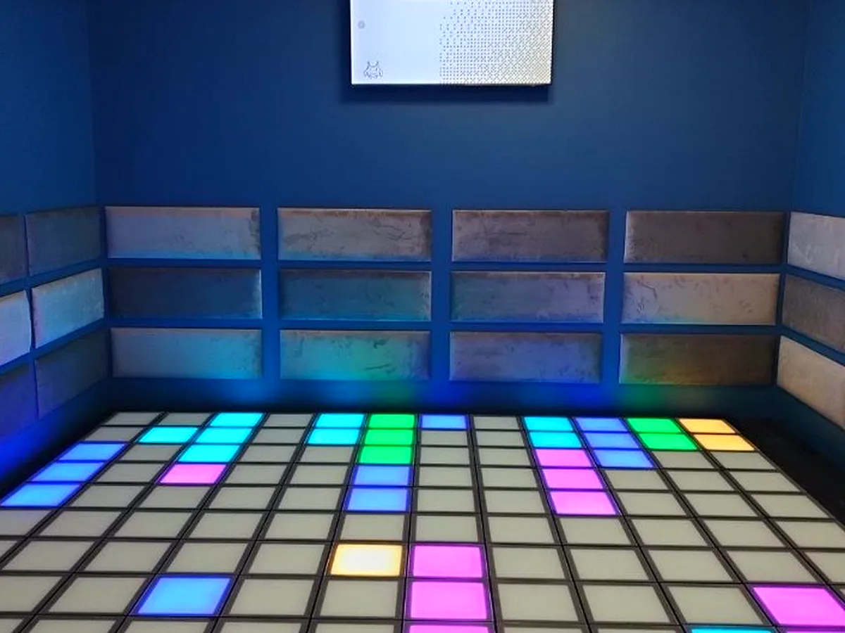 Pixel Rush – sala z podświetlaną matą od góry