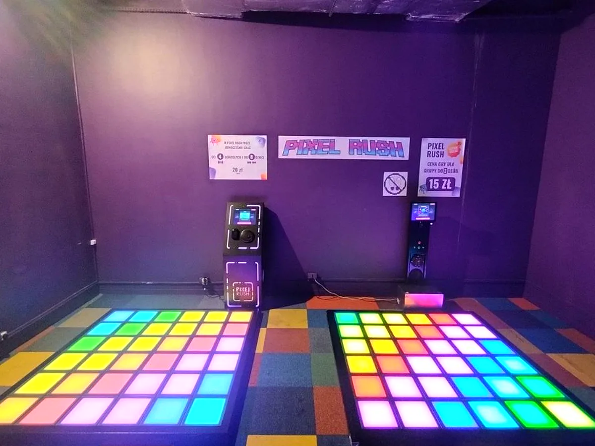 Dwie maty Pixel Rush w jednej sali