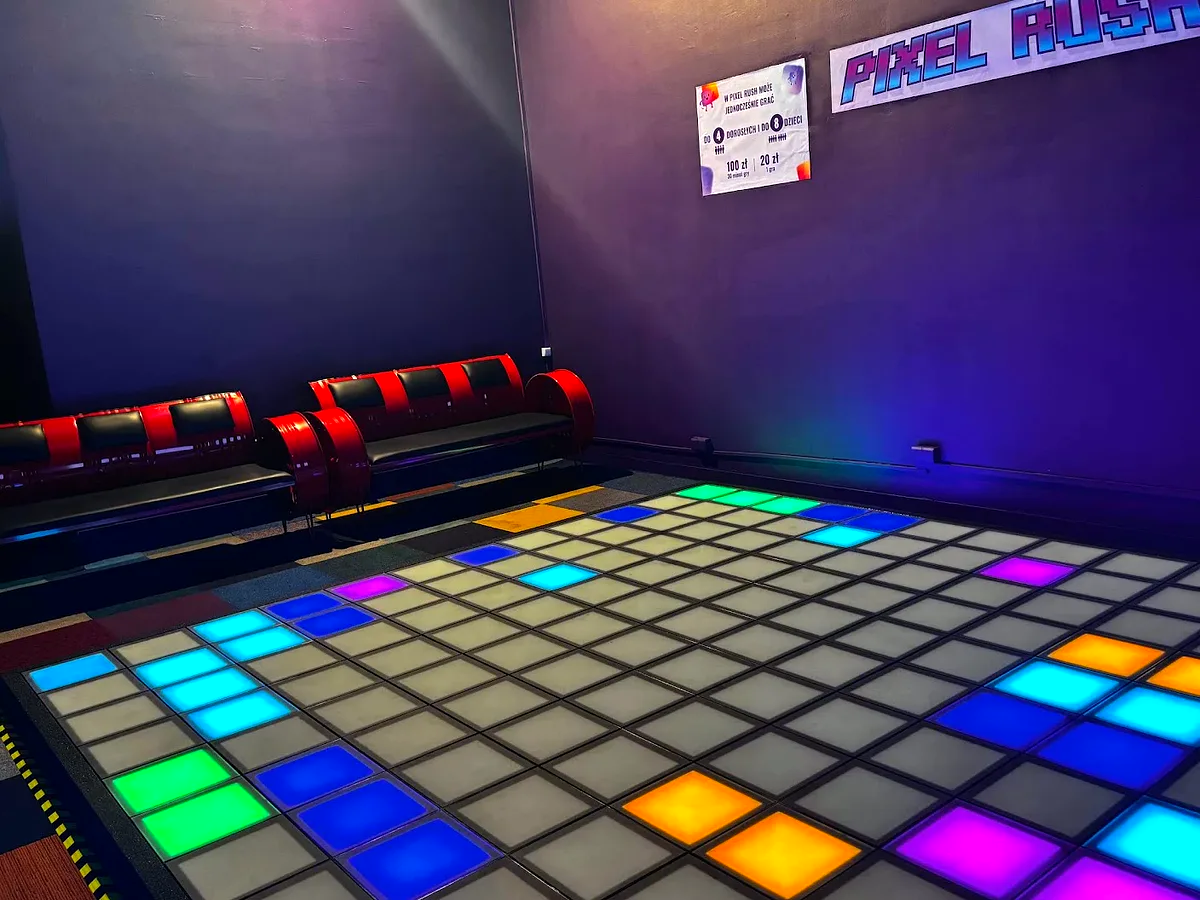 Strefa Pixel Rush – kolorowe kafelki i ławki, Pasaż Grunwaldzki