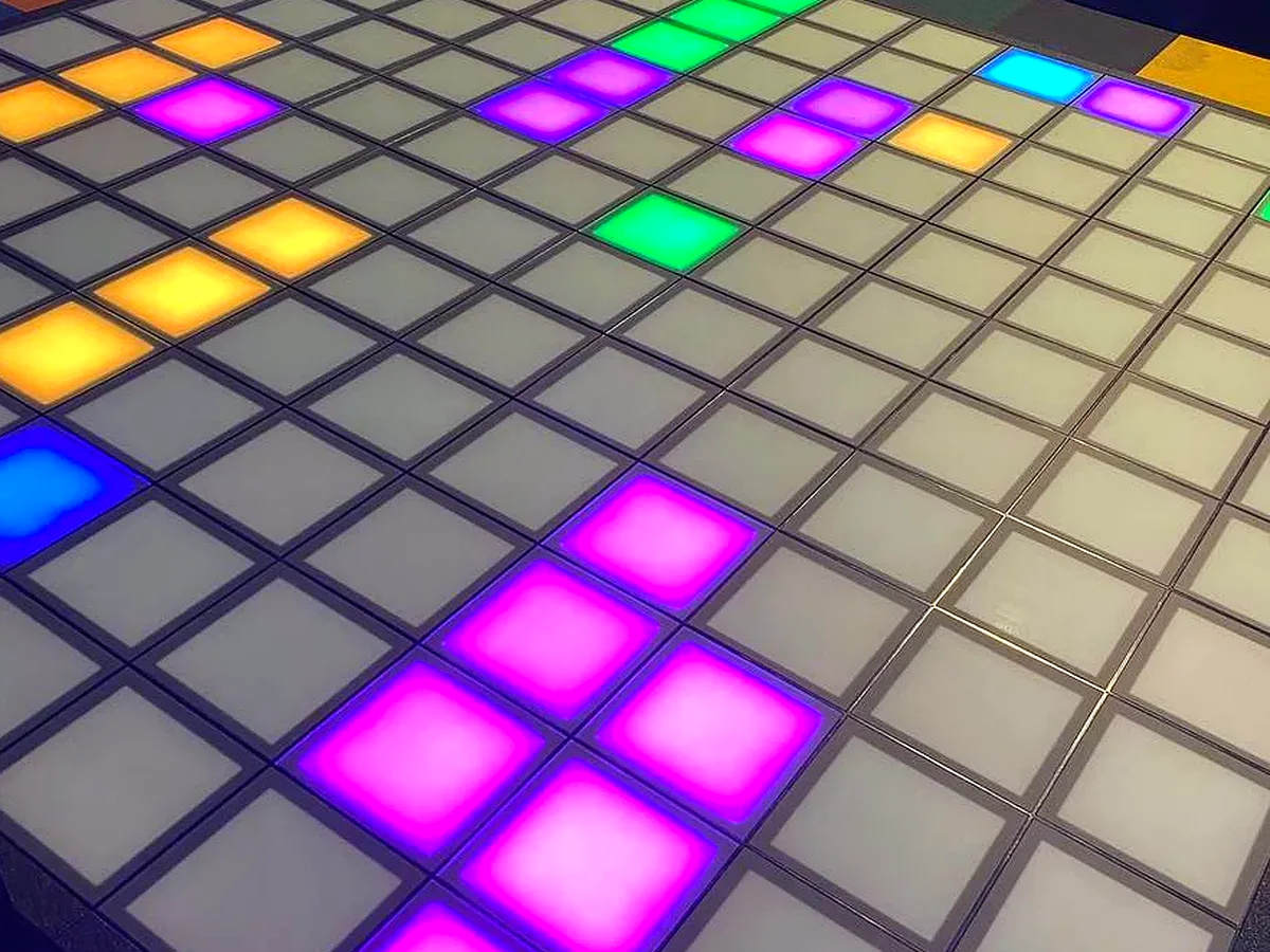 Pixel Rush – podświetlona mata i logo na ścianie, Wrocław