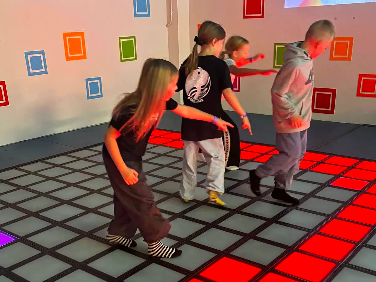Dzieci na czerwonych polach maty Pixel Rush – Pasaż Grunwaldzki