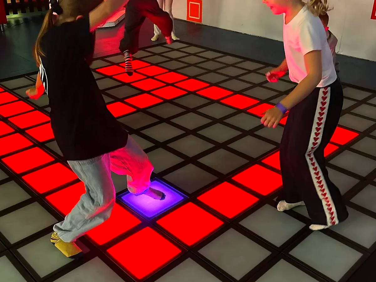 Gracze na czerwonych i niebieskich polach maty Pixel Rush