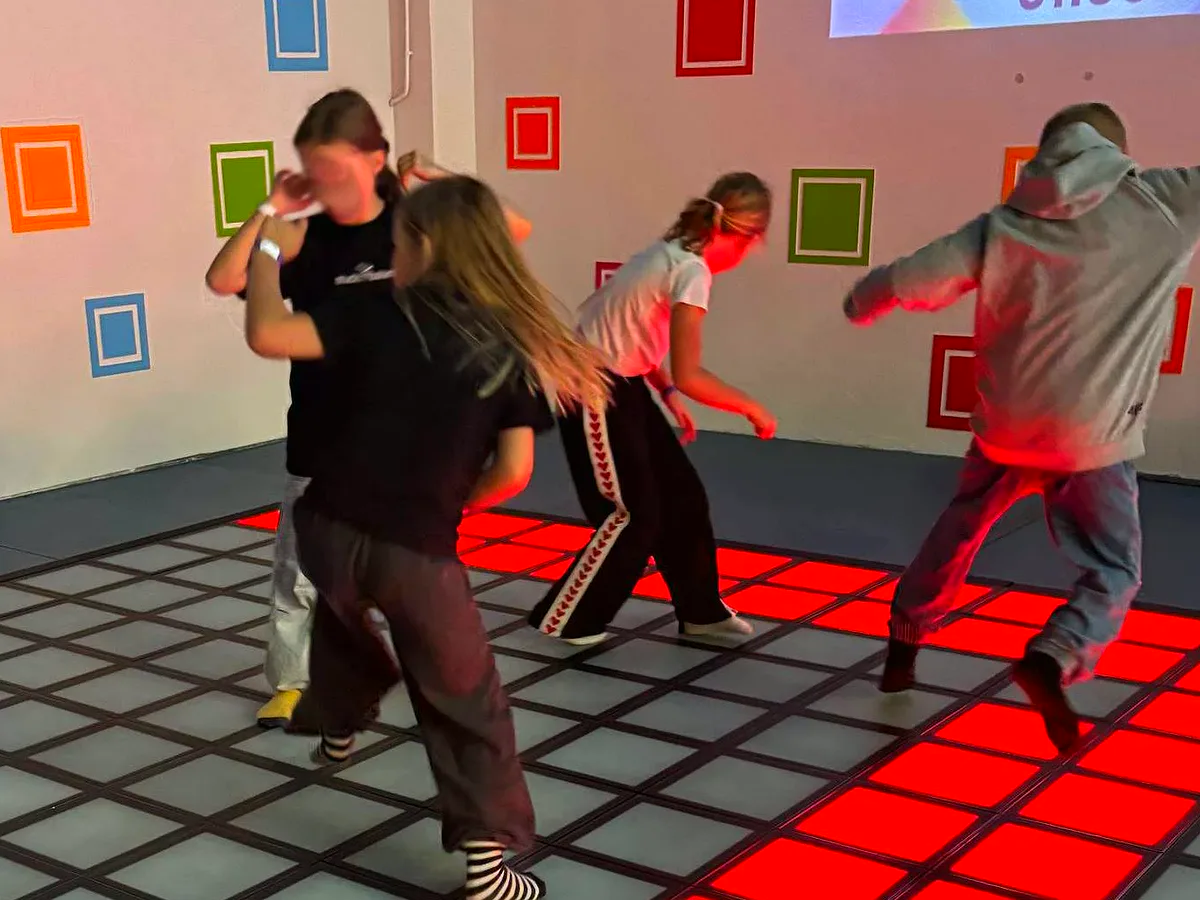 Czworo graczy skacze po czerwonych polach maty Pixel Rush