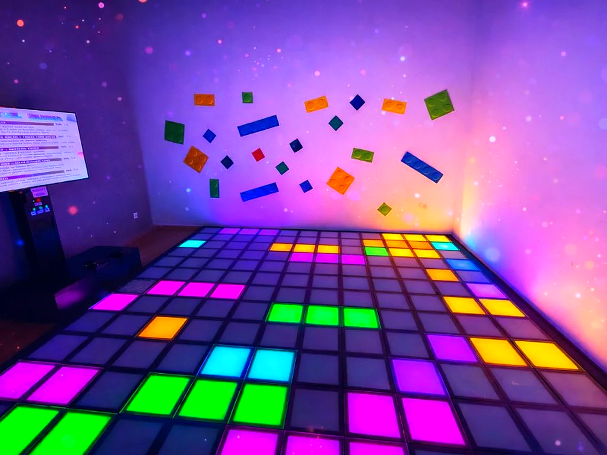 Interaktywna atrakcja Pixel Rush – podłoga LED ze świecącymi pikselami w sali gier