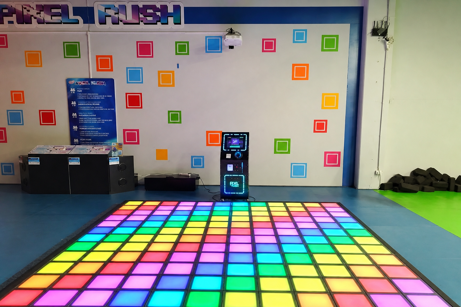 Unattended interactive attraction LED floor – pusta strefa Pixel Rush gotowa do gry bez operatora